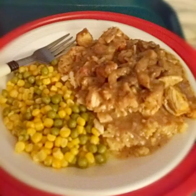 Roasted chicken  over rice and mushroom gravy  with peas and corn #goodeats #homecooks|christl babcockさん