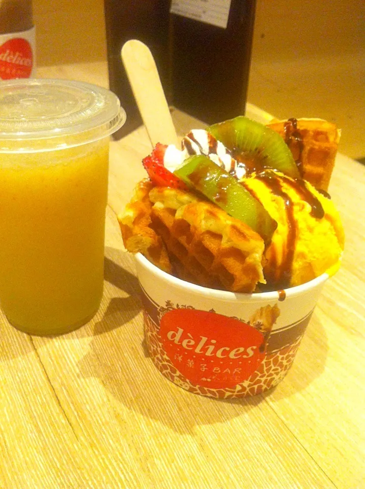 Fruit waffle & juice|skyblueさん