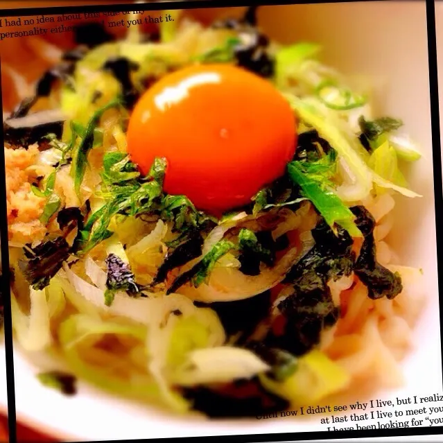 Snapdishの料理写真:フィリップスでうどんを作って
温かいぶっかけうどん♡
(((о(﹡ˆ﹀ˆ﹡)о)))
たっぷりの葱と生姜と紫蘇と海苔と卵黄に生醤油かけていただきまぁす♪|Mehco Coconutvanillaさん