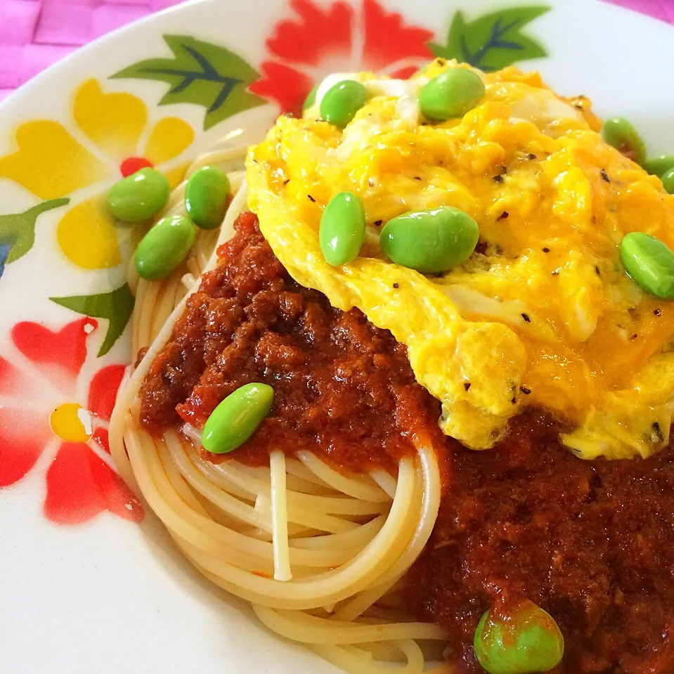 Snapdishの料理写真:ミートソーススパゲティ 黒胡椒のふわふわ卵、枝豆のせ♡|angiee♡さん