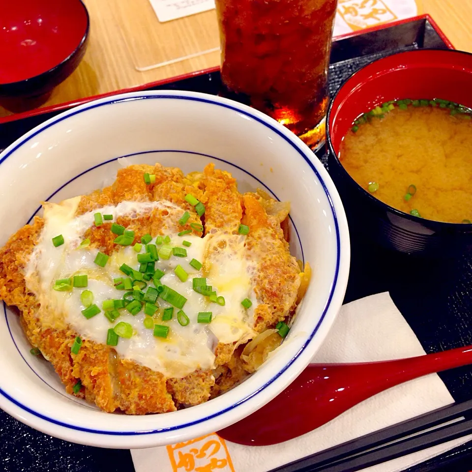 カツ丼、味噌汁、ペプシコーラ|maixx ใหม่さん