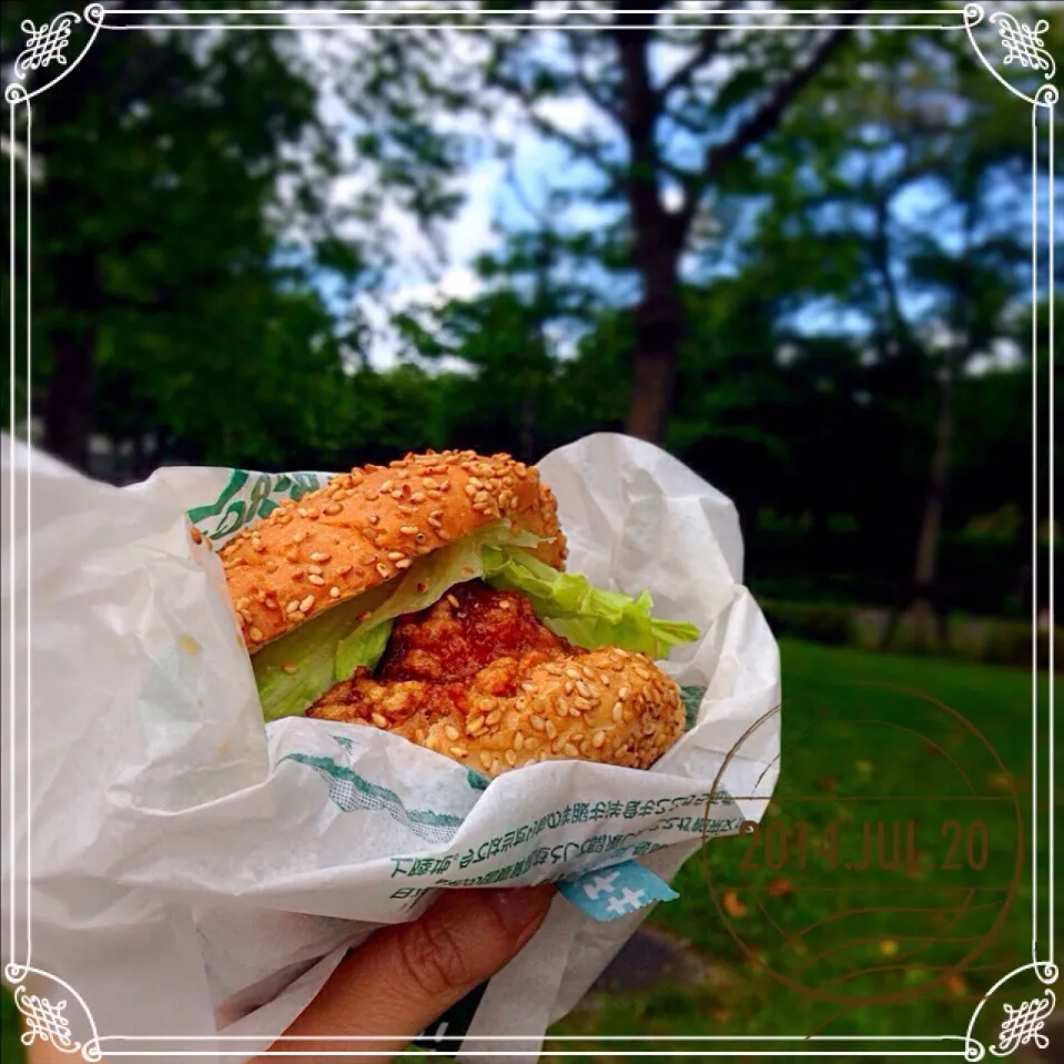 五稜郭公園でチャイニーズチキンバーガーを食すヽ(*'▽'*)ﾉ|佐倉さん