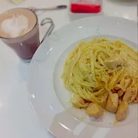 Snapdishの料理写真:chicken and blue cheese fettuccine & a hot chocolate #yummy #fettuccine #Chocolate|gabriellamkayyさん