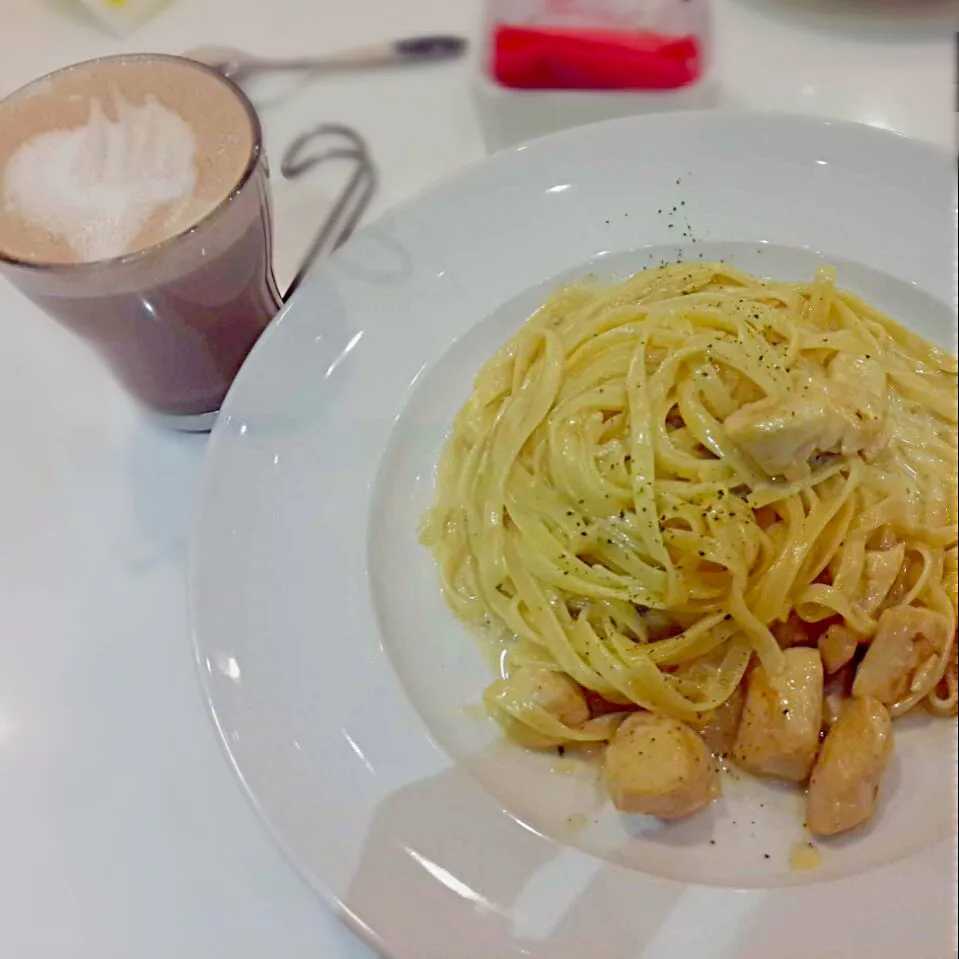 chicken and blue cheese fettuccine & a hot chocolate #yummy #fettuccine #Chocolate|gabriellamkayyさん