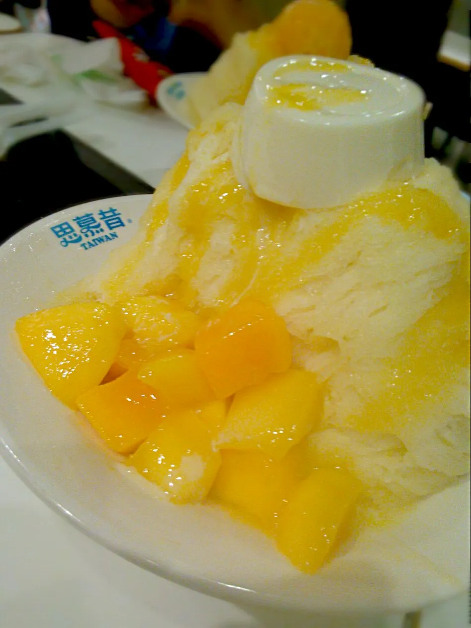 Snapdishの料理写真:mango shaved ice Taiwan style!!|和田 匠生さん