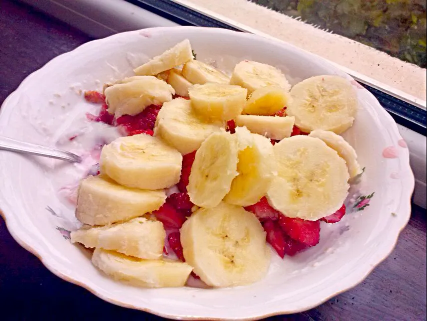 Snapdishの料理写真:#yogurth #banana #gojiberries #strawberry|Teodorescu Adelinaさん