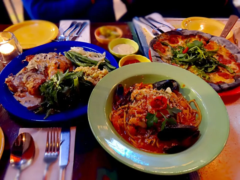 크림소스 닭고기구이요리 , 먹물피자, 해물토마토파스타 @ 이태원|Jinさん