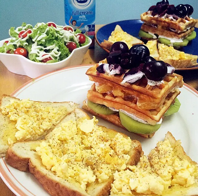 Kiwi,Orange,Cherry waffle , scramble Egg toast and salad !|CuiCuiTang 🍭唐崔崔🍭さん