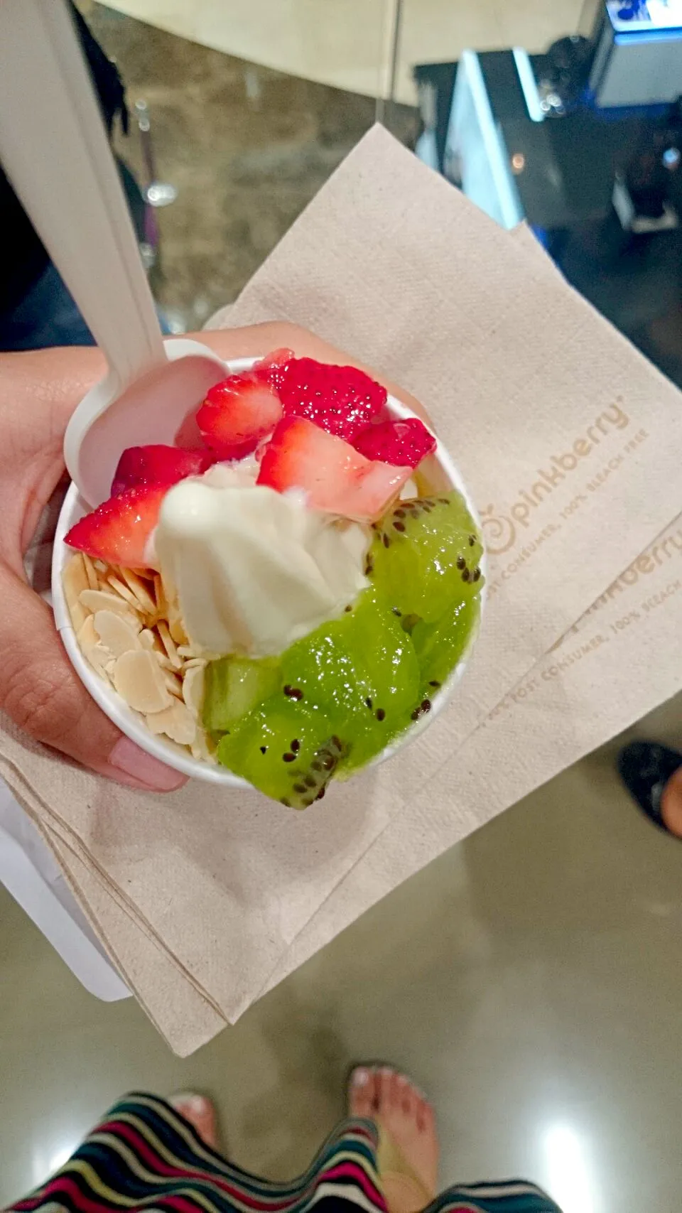 Yogurt with almondnuts, kiwi and strawberry|bonnieさん