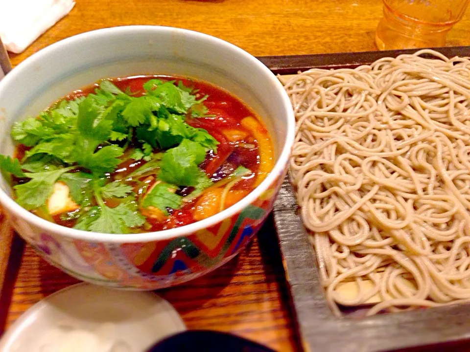 三茶をウロウロの日曜日。くら嶋の完熟トマトセイロはスパイシーで夏の味。スパイシー過ぎて蕎麦の風味は消されるけど癖になる美味しさ。夏野菜たっぷりもウレシイ|うきさん