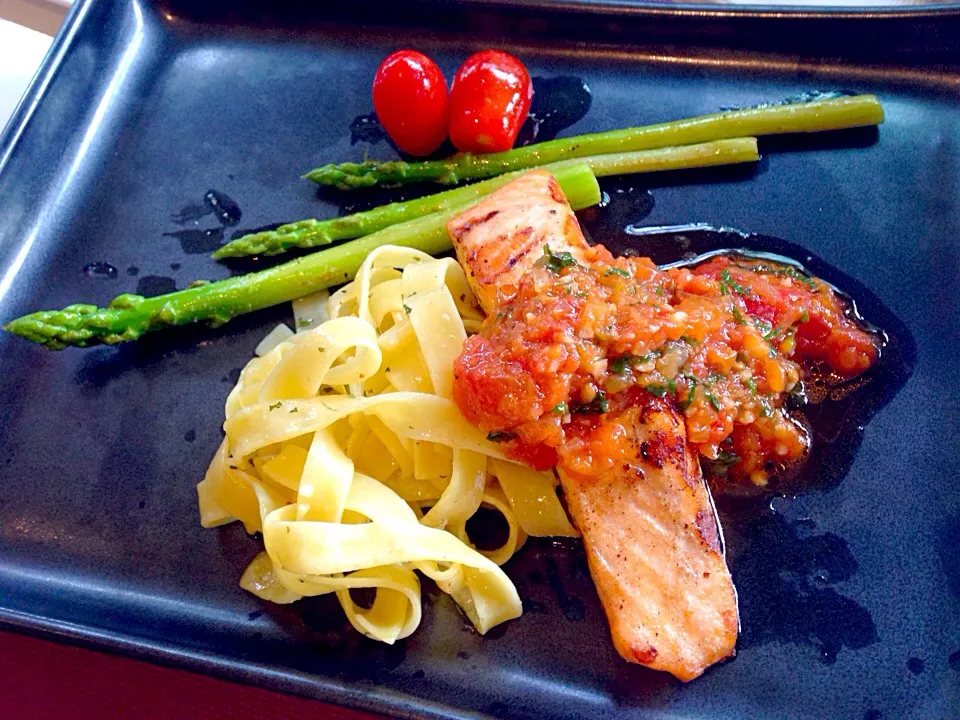 Snapdishの料理写真:Fettucine salmon|Obeoom Jumsai Na Ayudhyaさん