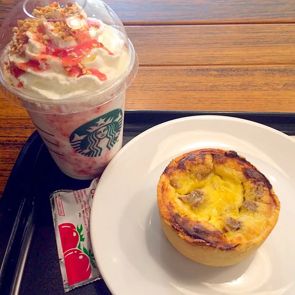 strawberry cheesecake frappuccino, ham and mushroom quiche|maixx ใหม่さん