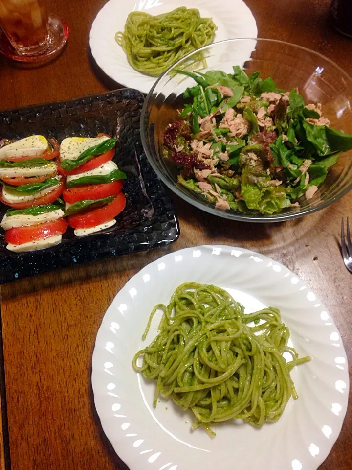 Snapdishの料理写真:ジュノベーゼのパスタ、カプレーゼ、サラダでランチ☆☆☆|Mari Doiさん