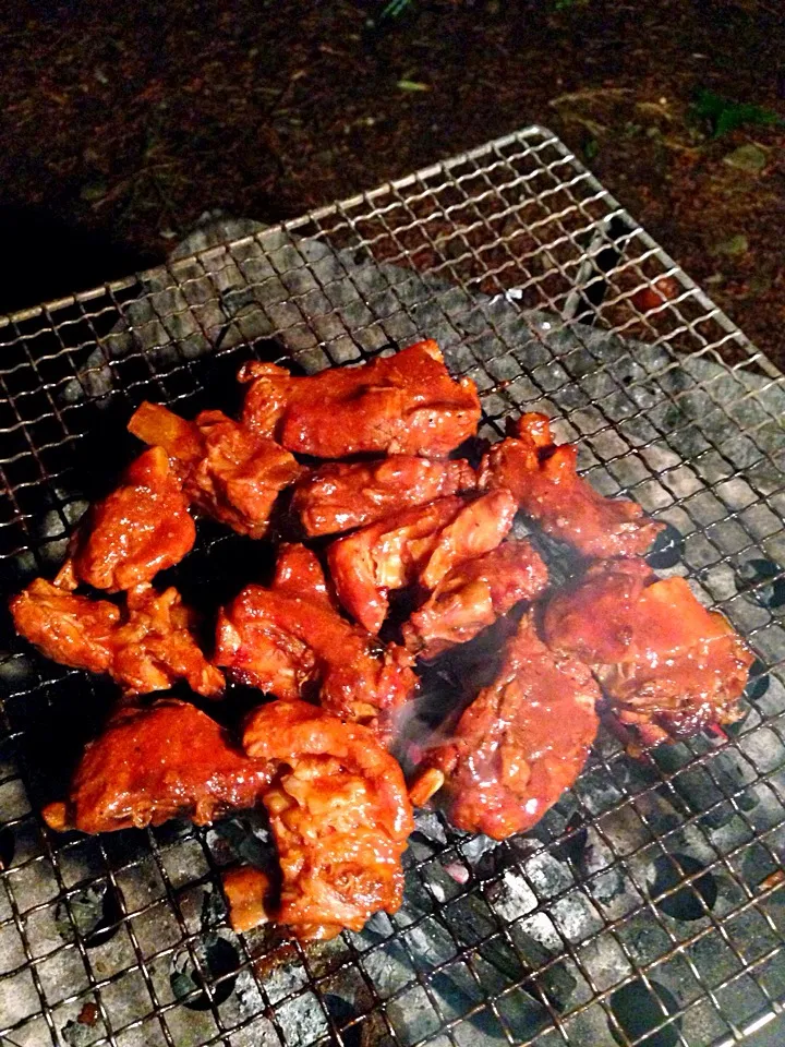 Basting and grilling spare ribs after slow cooking them in a Dutch oven|Funky Chefさん