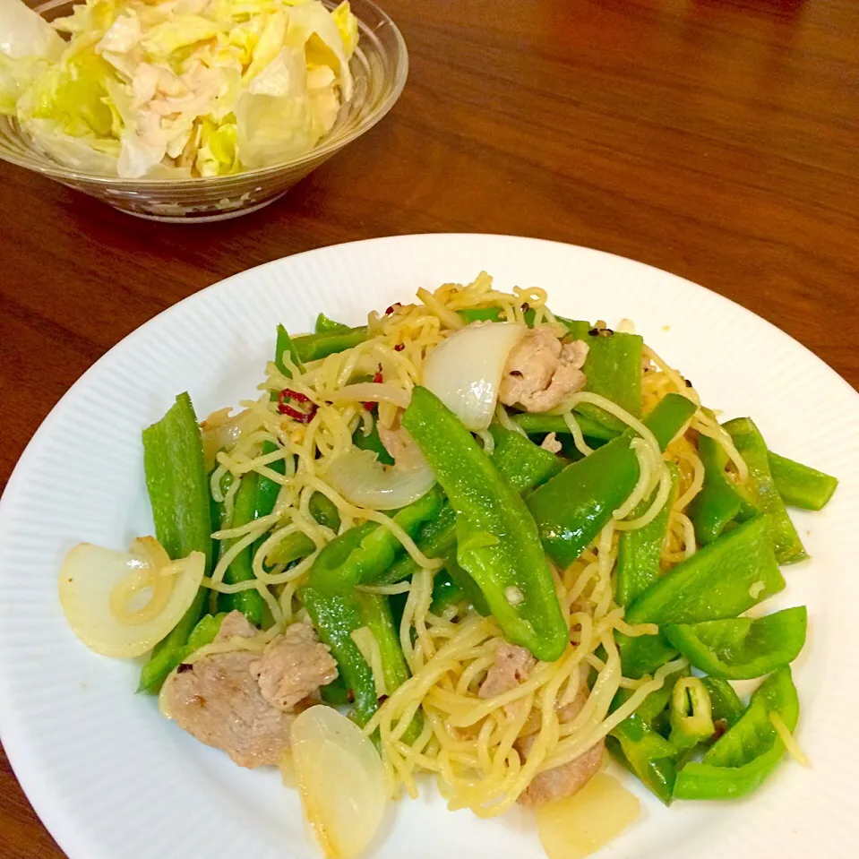 雨がすごいから冷蔵庫にあるもの夕ごはん。ピーマン、豚肉、玉ねぎの塩焼きそば|yukko7740さん