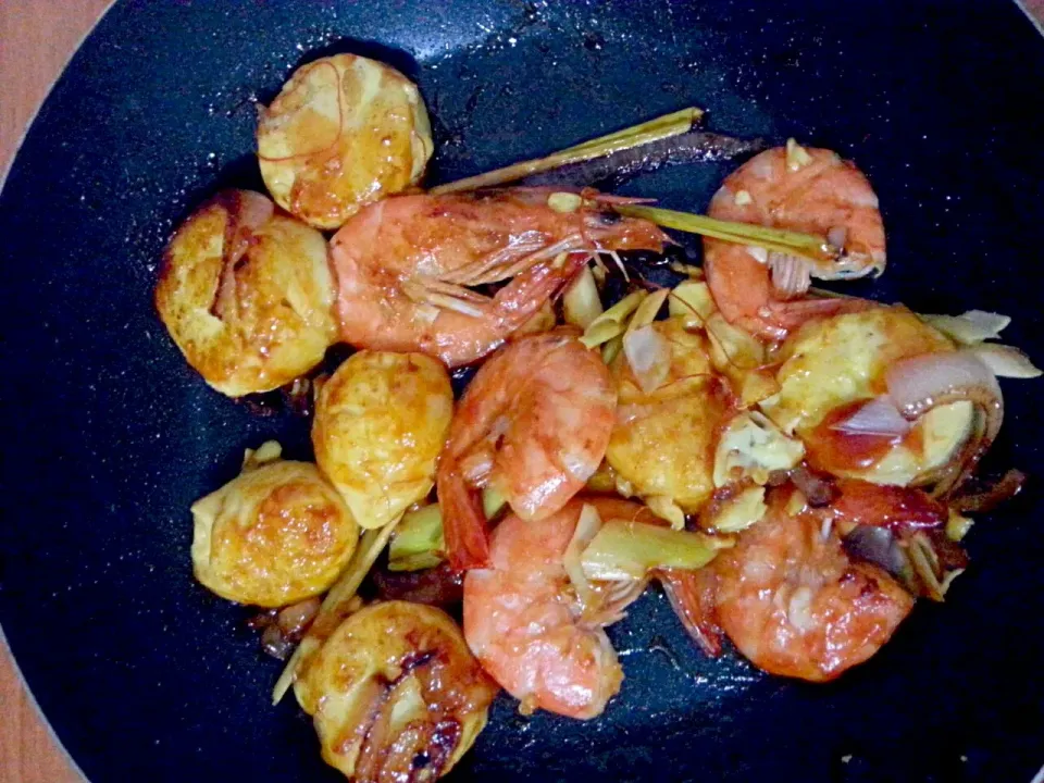 prawn with egg tofu in tomato sauce n lemongrass|susan laiさん