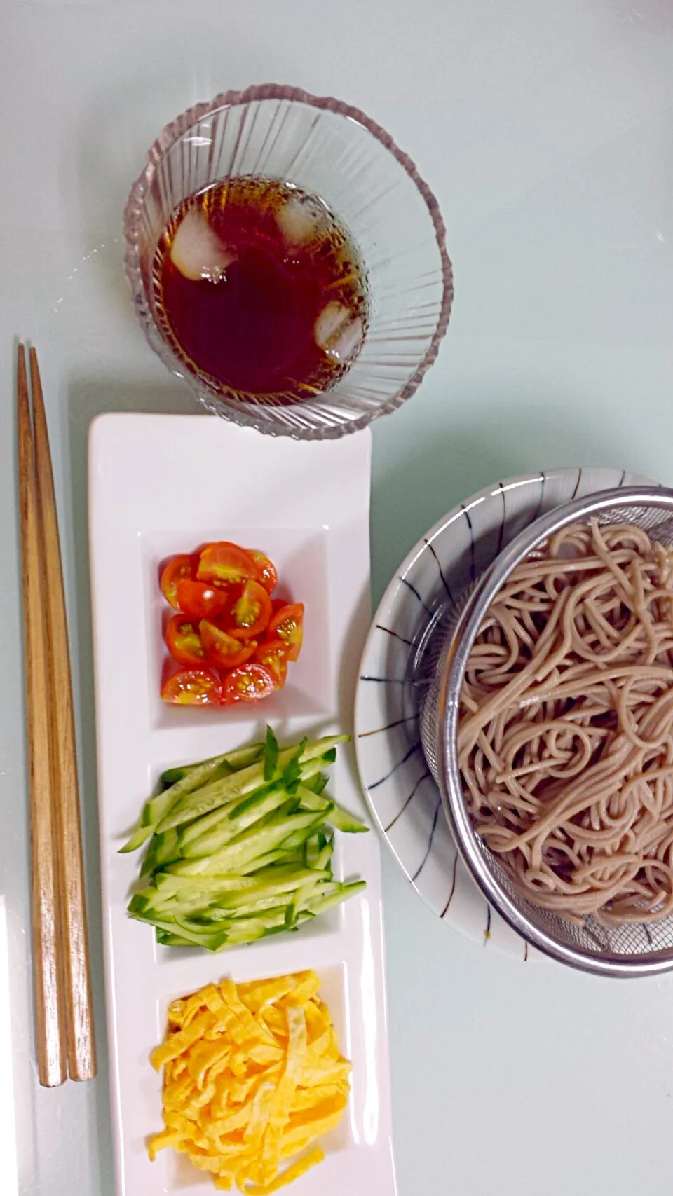 ひとりご飯にざる蕎麦　自家製トマトなどと一緒に|みいみさん