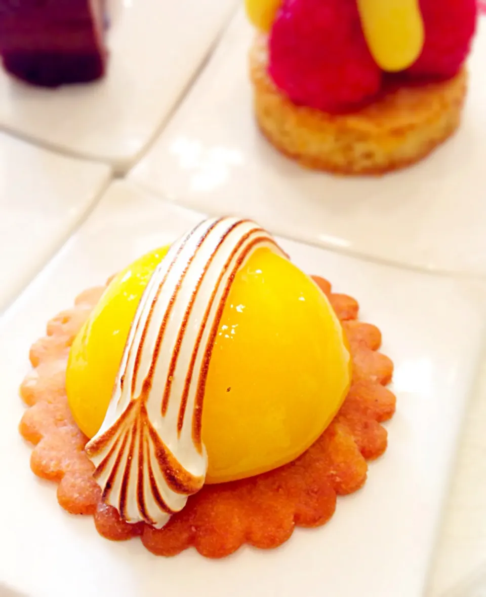 Snapdishの料理写真:Lemon meringue tart. High tea@Tea Lounge, Regent Hotel|coxiella24さん