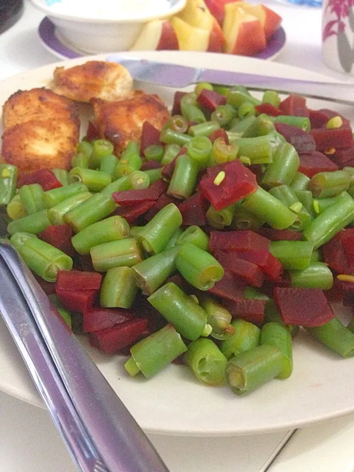 Steamed green beans and boiled beetroots|marish pradoさん