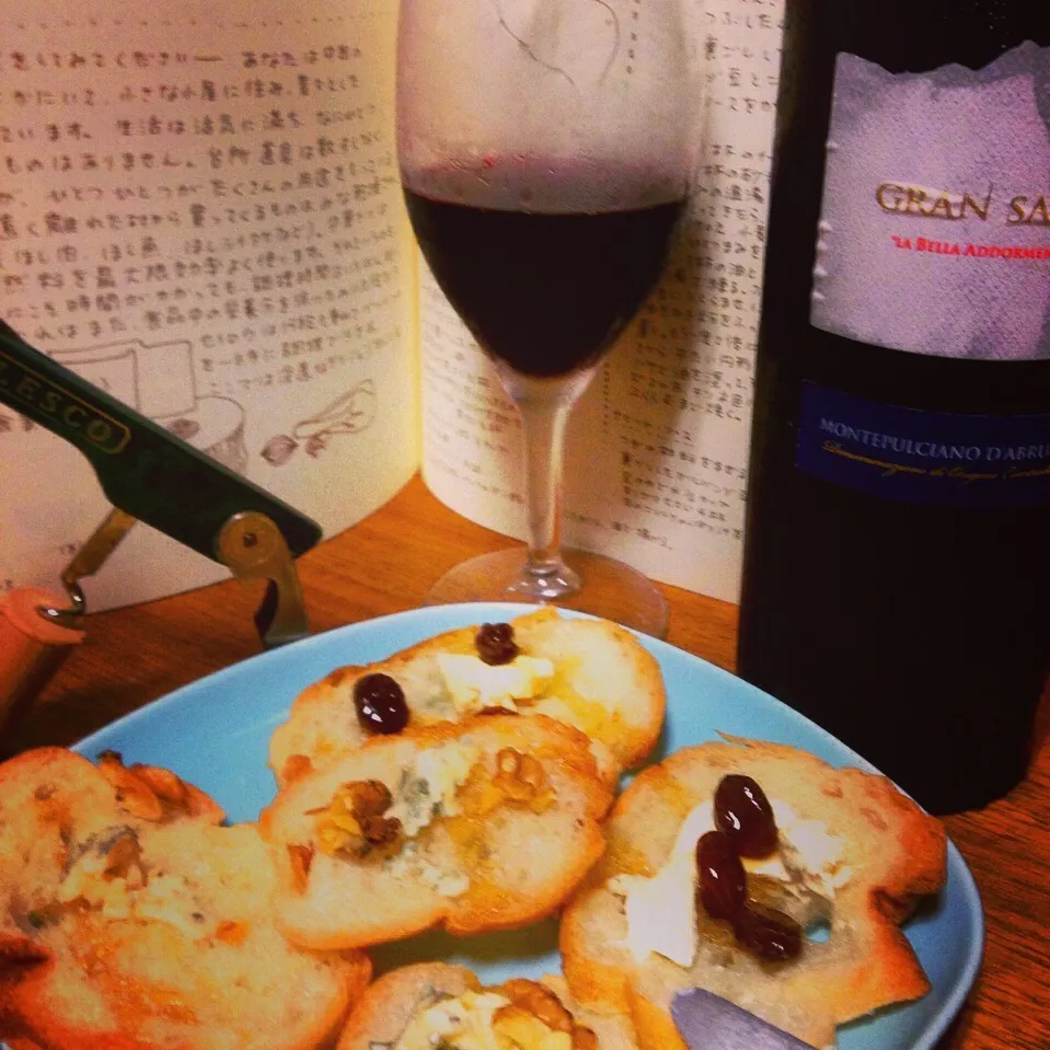 Snapdishの料理写真:ハウスワイン🍷とブルーチーズ胡桃に、クリチラムレーズン。メープルシロップ仕上げ。🐝|ヲルカさん