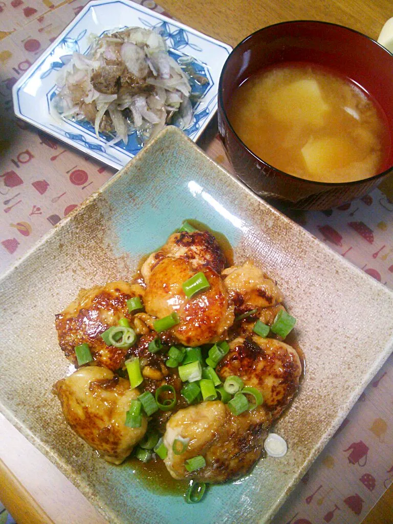 ７月２０日 鶏つくね 玉ねぎサラダ じゃがいものお味噌汁|いもこ。さん