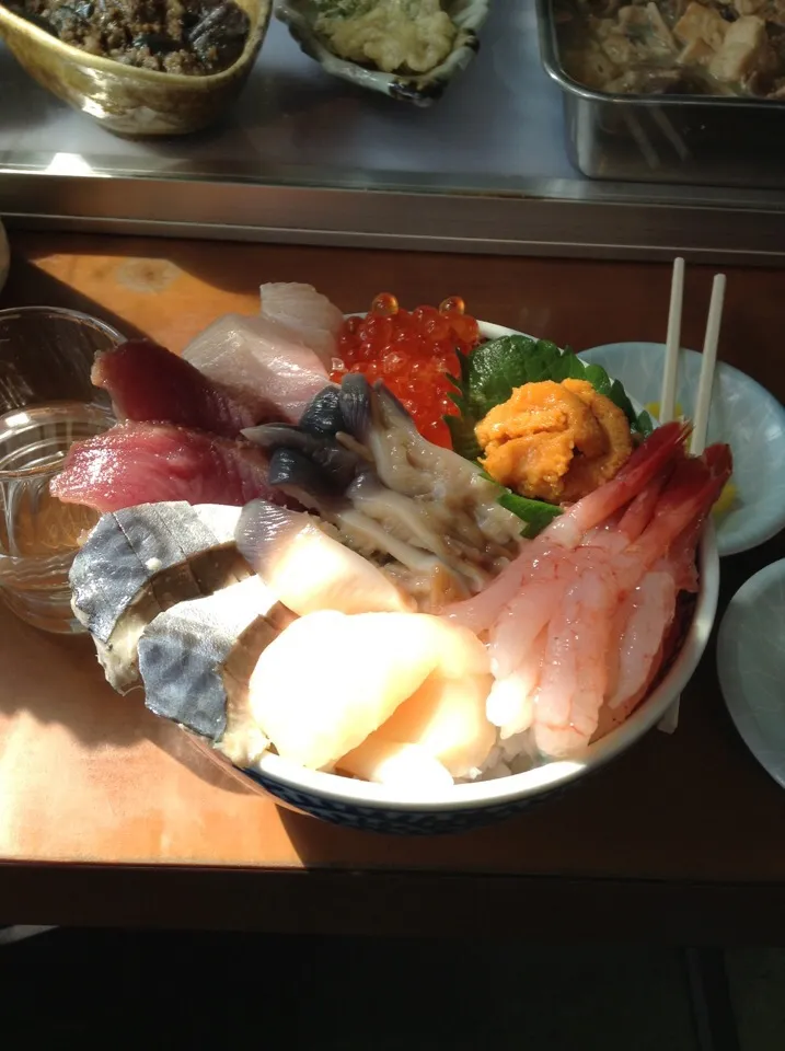 Snapdishの料理写真:北海道、苫小牧の市場の食堂で、たべた、海鮮丼、安くて、めちゃめちゃ美味しいかった！！！！(*☻-☻*)|柳津栄邦さん