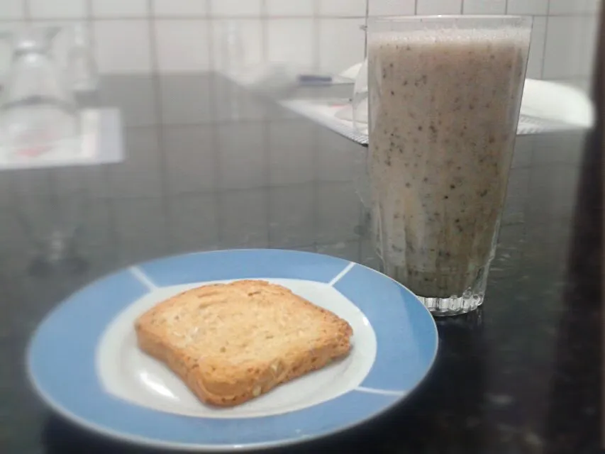 Snapdishの料理写真:09/07/2014 - lanche da tarde

torrada aveia e granola + vitamina de banana com chia e achocolatado diet|Gabriela Baptistaさん