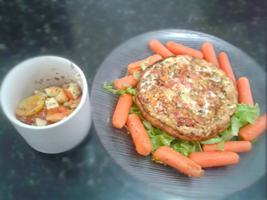 19/07/2014 - almoço

omelete (3 claras + tomate + cebola + queijo mussarela light + alho + orégano) + alface + cenouras baby + salada de tomate-cereja, maçã e o|Gabriela Baptistaさん