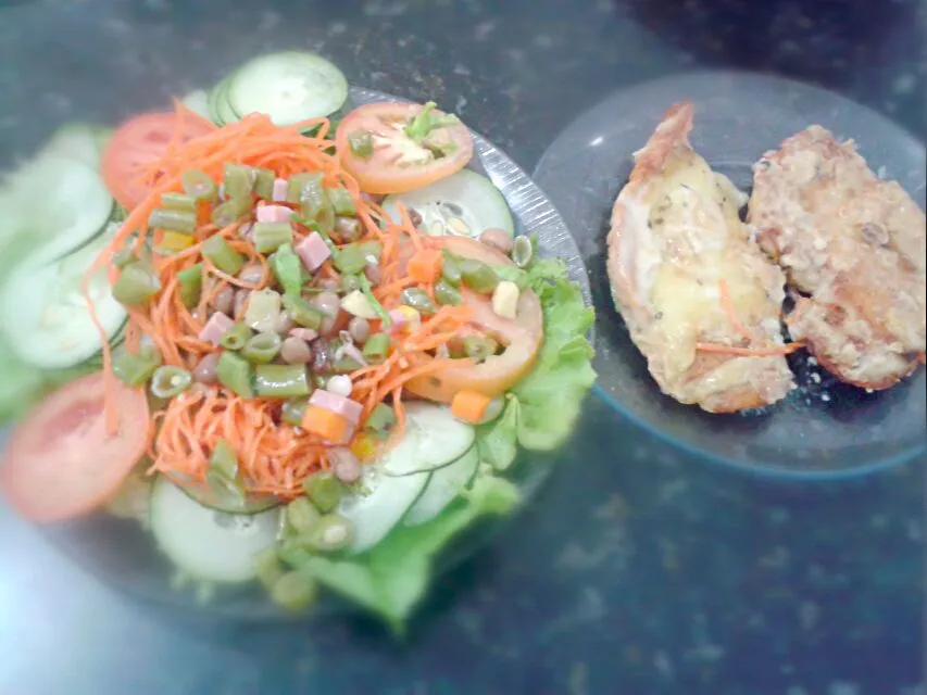 Snapdishの料理写真:20/07/2014 - almoço

salada de alface + couve + pepino + tomate + cenoura + vagem + pedacinhos de presunto + feijão-verde
frango com queijo e molho branco|Gabriela Baptistaさん