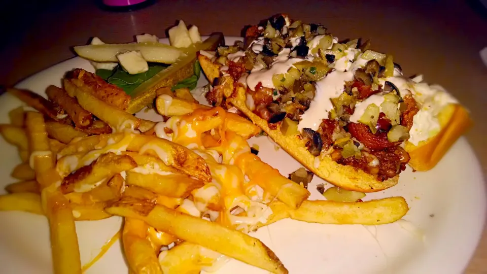 ultimate slaw dog and cheesy fries|Monica Jordanさん