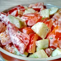 Snapdishの料理写真:Creamy Tomato & Cucumber Salad|Sashi Steinerさん