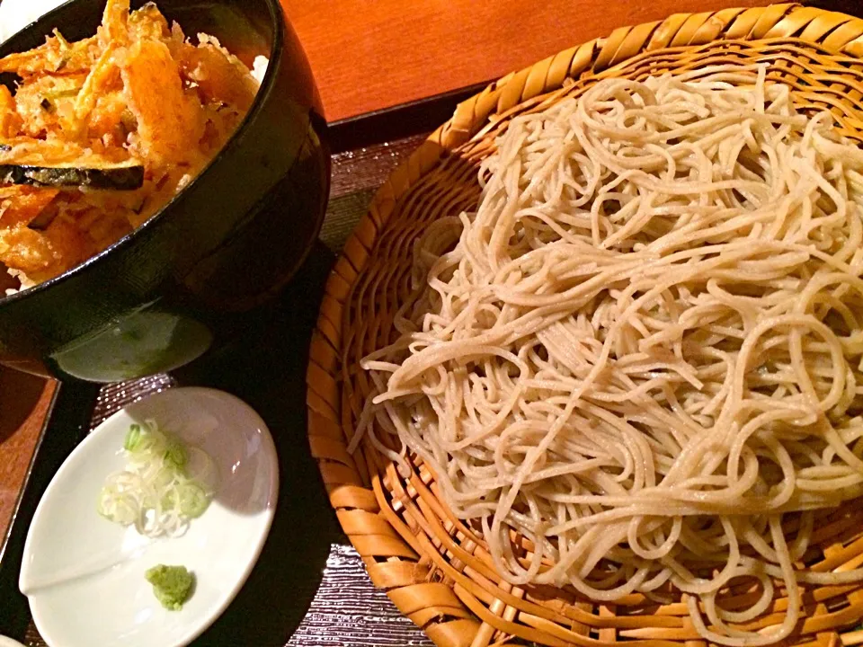 【本日のランチ】
ミニ天丼とざる蕎麦。
40分も並ばされたけど、これならいいか、というくらいには美味しかった。良かった。(^^)
蕎麦も天丼も蕎麦湯も特に文句なし。おまけにリーズナブル。
また来よう。|JTKさん