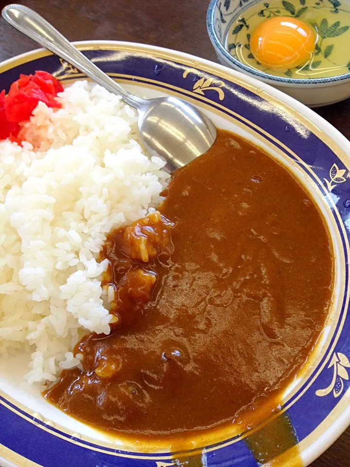 Snapdishの料理写真:昼は、どうしても、カレーが食べたくなったの。生卵は、卵かけごはんにしたの。|ハルさん