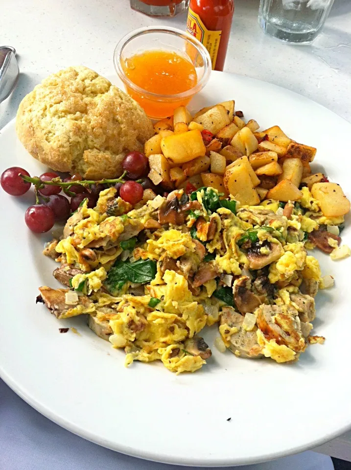 Scrambled eggs, sausage, mushrooms, potatoes, & scone|Juliee ~ ジュリーさん