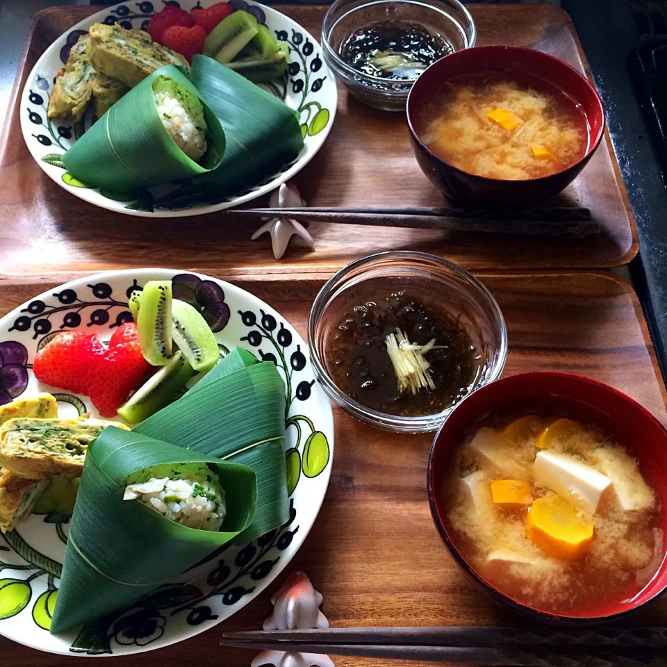 昨夜行ったお店の土鍋ご飯のおにぎり・大葉入り卵焼き・イチゴ＆キウイフルーツ、もずく酢、お豆腐・ズッキーニと茗荷のお味噌汁|charさん