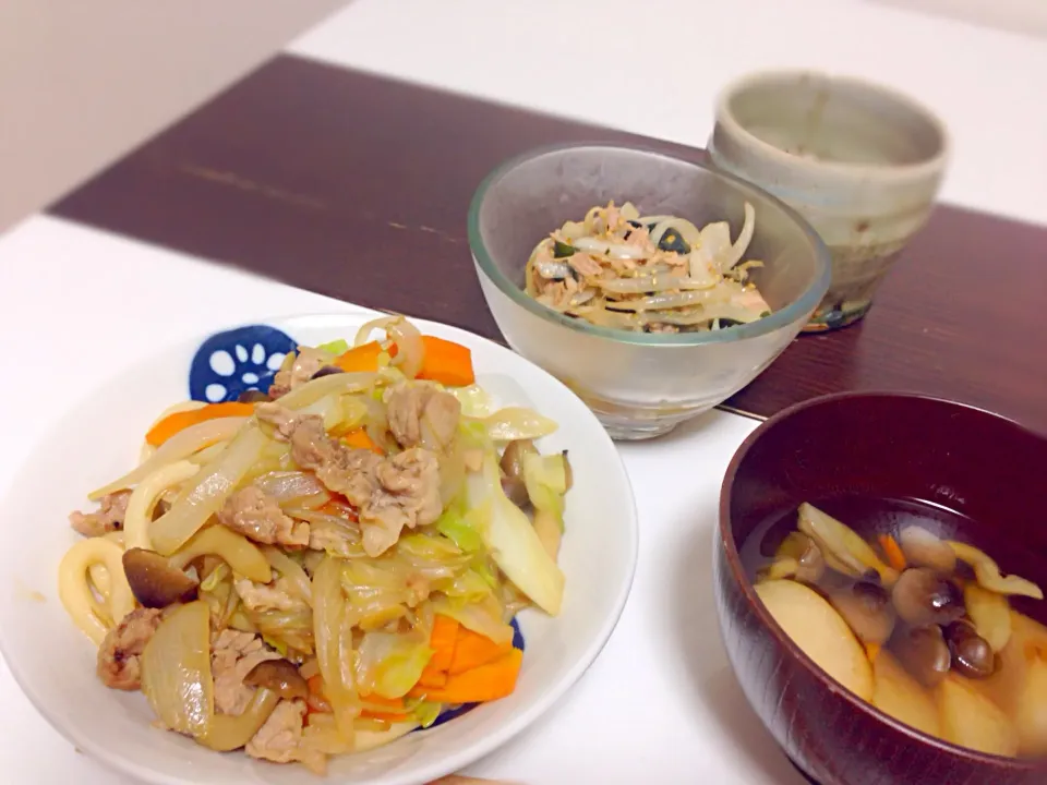 焼きうどん、すまし汁、玉ねぎともやしとワカメのツナサラダ|ちびいさん