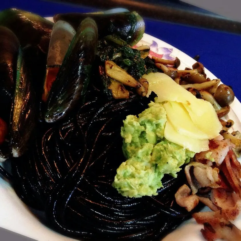 brown butter spinach squid ink pasta with avocado, mussels, portebello, bacon n lotsa seared garlic

 #spinach #squidink #Pasta #avocado #mussels #portebello #b|dotdotdotx2さん