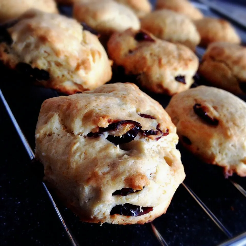 buttery raspberry scones for breakfast

 #scones #raspberry #Breakfast/Brunch #bake|dotdotdotx2さん