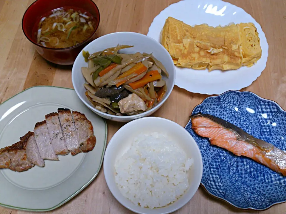 筑前煮、焼き鮭、豚の網焼き、出汁巻き卵、葱の味噌汁|さくらさん