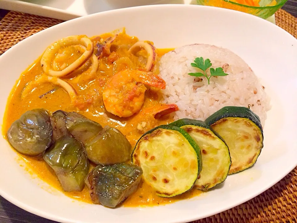 ルーを使わない夏野菜とシーフード本格的インドカレー。|かれんさん