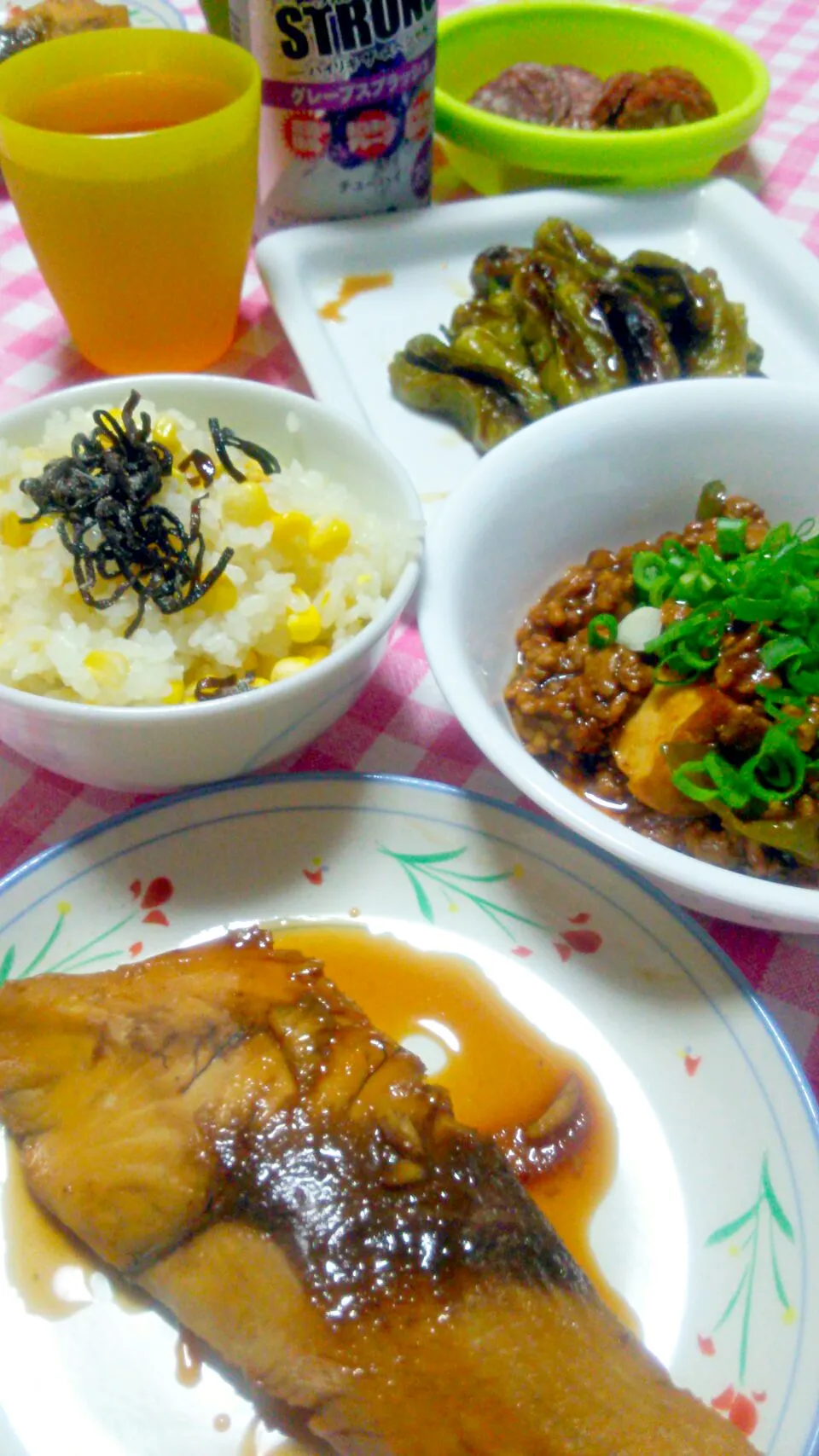 とうもろこしの炊き込みごはん(塩昆布)、しいら煮付け、麻婆厚揚げ(豚挽肉･にんにく･生姜･青ねぎ･豆板醤)、焼ししとう、サラミ|まあるさん