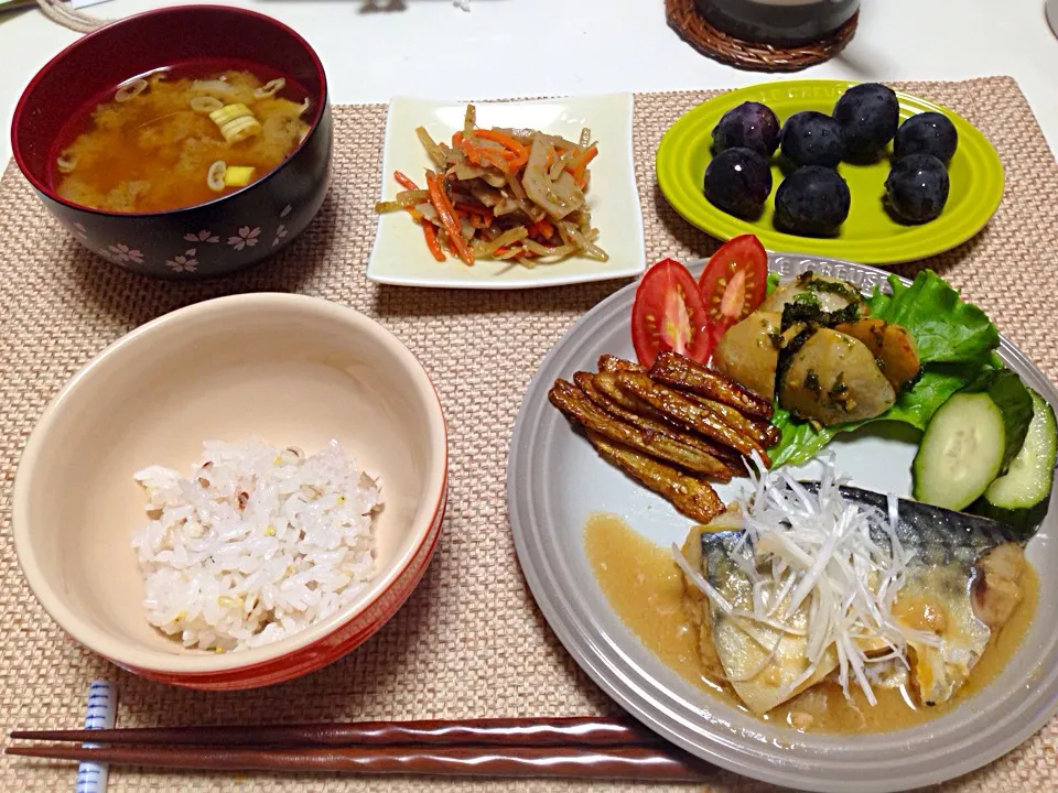 Snapdishの料理写真:鯖の味噌煮 甘辛牛蒡フライ 里芋とパセリのバター醤油 きゅうり浅漬け 牛蒡と蓮根のきんぴら 蓮根人参椎茸の味噌汁 巨峰|にゃろめさん