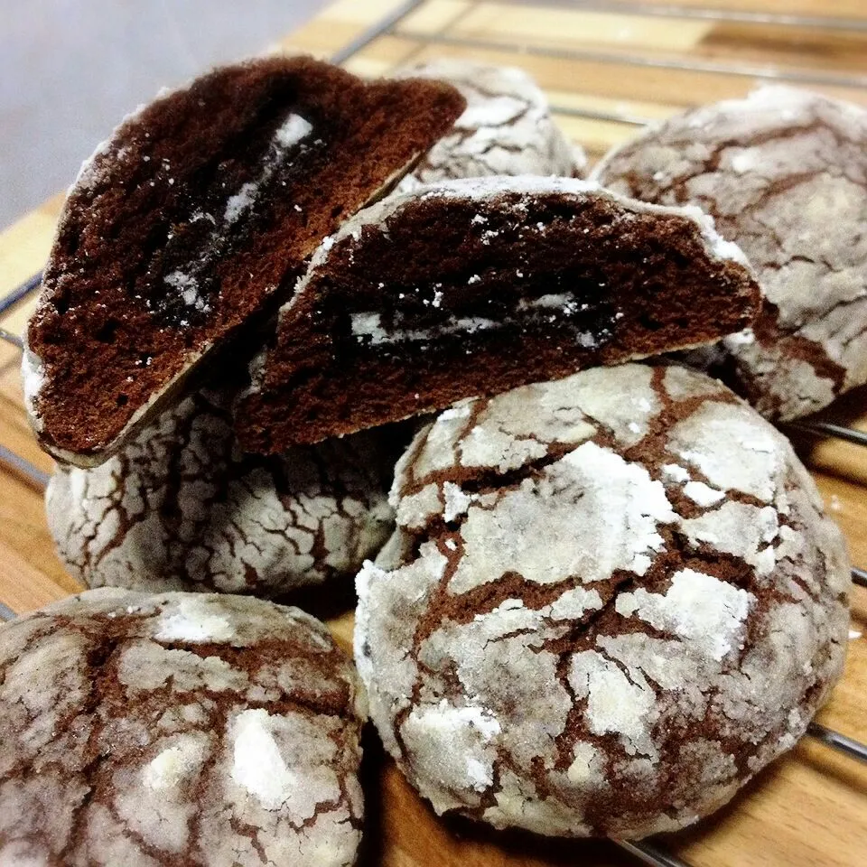 Snapdishの料理写真:chocolate crinkles with oreo center

 #Cookies #Chocolate #oreo #bake|dotdotdotx2さん