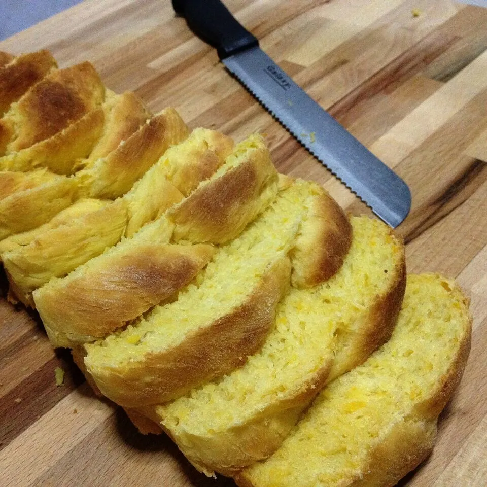 Snapdishの料理写真:sweet potato whole wheat bread

 #sweetpotato #wholewheat #bread #bake|dotdotdotx2さん