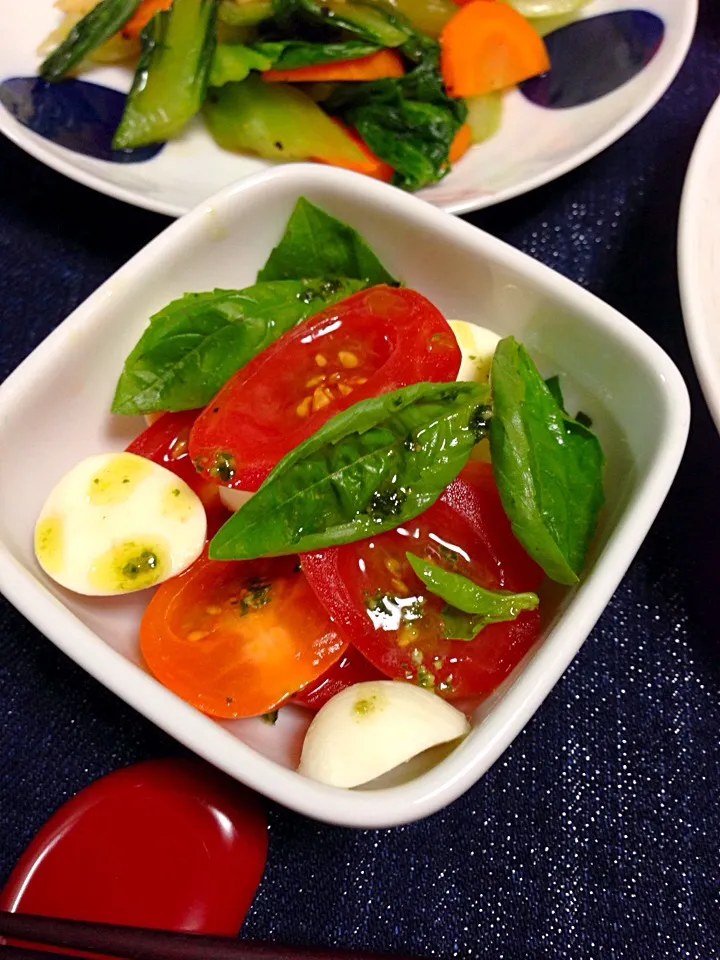 Fresh tomato and mozzarella cheese salad with pesto sauce|Kumigarさん