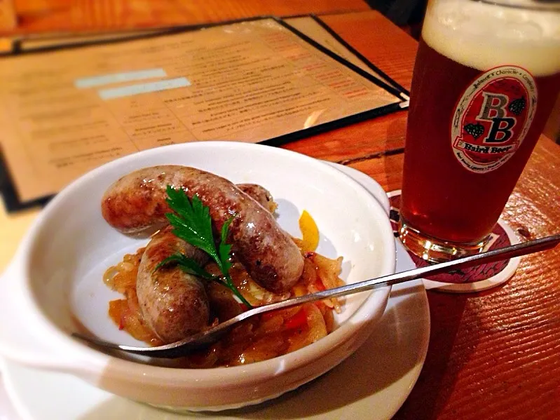 Snapdishの料理写真:Sausage and Red Rose Amber Ale Beer|chan mitsuさん