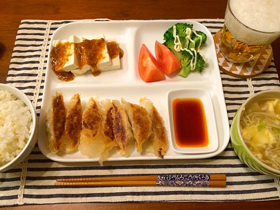 Snapdishの料理写真:パリパリジューシー餃子 なめ茸のせ豆腐 中華スープ|haseseさん