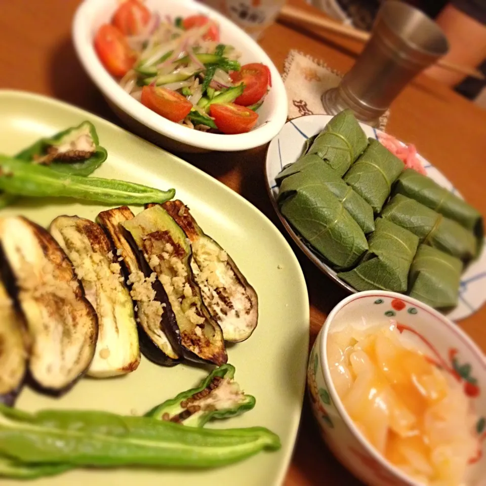 昨日の能勢と今日の天川で買ってきた新鮮野菜と柿の葉寿司、柚子風味刺身こんにゃくで簡単夕ごはん|mikochieさん