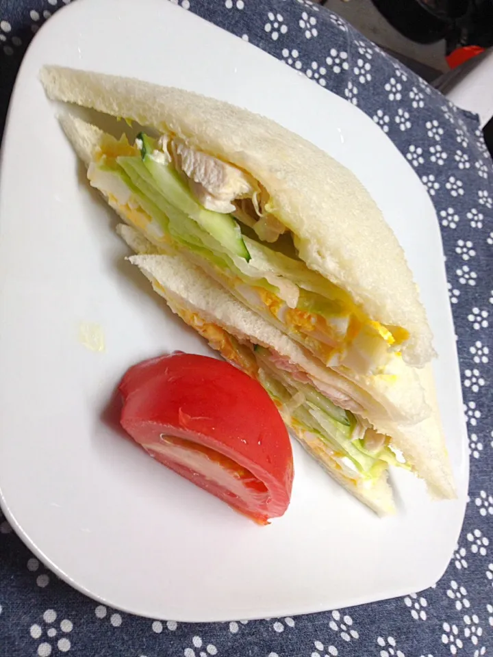 今朝はササミと卵とレタスのサンドイッチを作りました(^o^)/|ハルさん