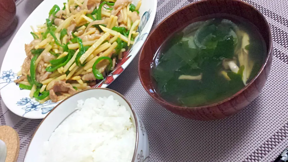 豚肉ピーマンタケノコ炒め&シメジとワカメのスープ～♪|三宅章人  Akihito Miyakeさん